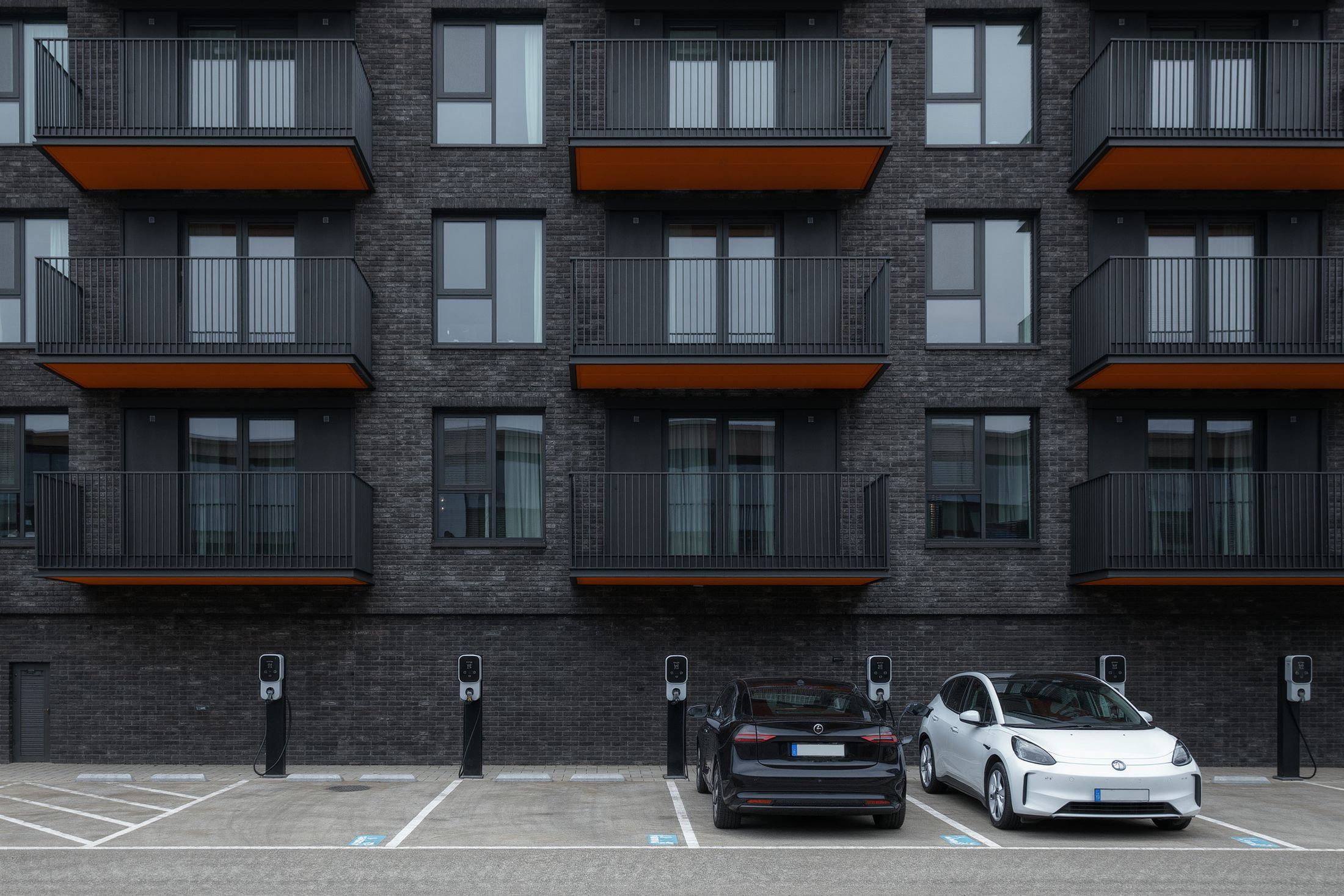 Laddplatser med elbilar vid ett flerbostadshus